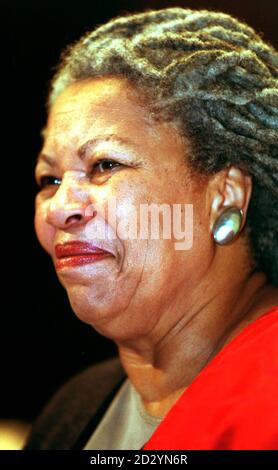 PA NEWS PHOTO 26/5/98 DER AMERIKANISCHE AUTOR TONI MORRISON, GEWINNER DES PULITZER- UND NOBELPREISES FÜR LITERATUR, FOTOGRAFIERT WÄHREND EINES INTERVIEWS UND EINER FOTOSCHAU IN DER QUEEN ELIZABETH HALL, LONDON Stockfoto