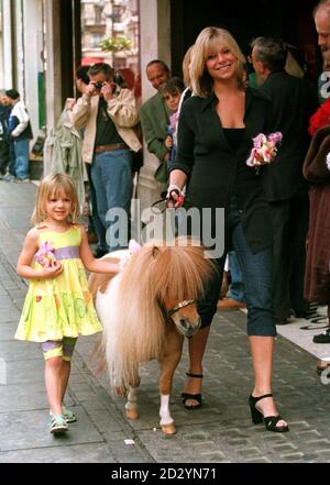 PA NEWS PHOTO 26/5/98 SCHAUSPIELERIN SAMANTHA JANUS MIT DEM FÜNFJÄHRIGEN TESS MCNALLY UND GRÄFIN NATUSHKA, DEM KLEINSTEN BEKANNTEN PFERD DER WELT BEIM RELAUNCH DES SPIELZEUGS "MY LITTLE PONY" BEI HAMLEY'S IN LONDON Stockfoto