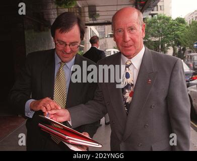 Bobby Charlton (rechts), ein wichtiger Spieler in Englands 1966-WM-siegreichen Fußball-Seite, unterzeichnet heute (Freitag) ein Autogramm für einen Fan im Hilon Hotel in London. Foto von Stefan Rousseau/PA. Stockfoto