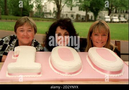 PA NEWS PHOTO 6/98 DIE FERNSEHSTARS "BIRDS OF A FEATHER" PAULINE QUIRKE, LESLEY JOSEPH UND LINDA ROBSON FEIERN IN LONDON DIE 100. FOLGE DER SERIE, DIE DIESE WOCHE FÜR DIE ÜBERTRAGUNG IM HERBST AUF BBC 1 GEFILMT WIRD Stockfoto