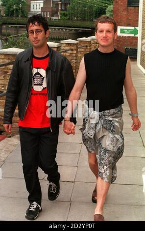 PA NEWS FOTO 6/98 DIE FANTASY-FUSSBALLSTARS DES FERNSEHENS FRANK SKINNER UND DAVID BADDIEL (LINKS) BEI EINER FOTOZELLE IN LONDON, WO SKINNER EINEN SARONG MODELLIERTE, WIE ER VON DEM ENGLISCHEN FUSSBALLSPIELER DAVID BECKHAM GETRAGEN WURDE, AUF FOTOS, DIE VON DER PRESSE VON IHM UND SEINER VERLOBTEN 'NOSH SPICE' DER MÄDCHENBAND THE 'SPICE GIRLS' VICTORIA ADAMS VERÖFFENTLICHT WURDEN, WÄHREND SIE ABENDS IN FRANKREICH AUSGINGEN Stockfoto