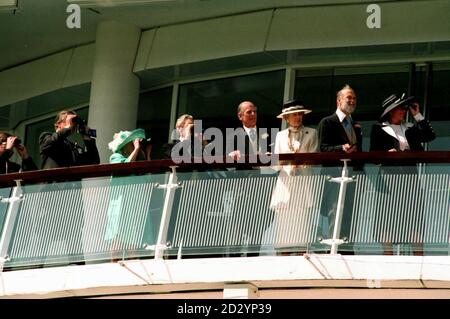 Die Königin Mutter, [in grün] und andere Mitglieder der königlichen Familie beobachten die Tage Ereignisse vom Balkon in Epsom, vor der Durchführung des 219. Derby heute (Samstag). Foto John Stillwell /PA R-L Prinzessin Michael von Kent, Prinz Michael von Kent, Prinzessin Alexandra, Prinz Philip, Sir Angus Ogilvy Stockfoto