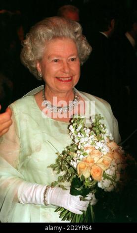 Die britische Königin Elizabeth II. Nach der Teilnahme an „Hey Mr. Producer!“ The Musical World of Sir Cameron Mackintosh in Aid of Royal National Institute for the Blind im Londoner Lyceum Theatre heute Abend (Montag). Foto von John Stillwell/PA. (WPA-Rota) Stockfoto