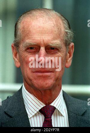 Der Herzog von Edinburgh kommt am Royal National Insitute for Deaf People in London an. Der Herzog, Patron des Institutre, sollte eine Gedenktafel zur Erinnerung an die Gründung der Organisation enthüllen. * 16/7/01: Prinz Philip, der Herzog von Edinburgh, der, wie die Herzogin von York der amerikanischen Zeitschrift Rosie erzählt hat, "sehr erschreckend" ist und ihn beschuldigt, sie während seiner Karriere in der Marine nicht folgen zu lassen. Sie enthüllte auch, dass sie nach ihrer Ehe einen Nervenzusammenbruch erlitt. Stockfoto