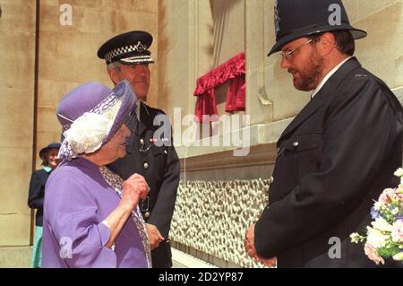 Die Königin Mutter wird von Metropolitan Police Chief Constable Sir Paul Condon begleitet, bei der Enthüllung einer Gedenktafel in Buckingham Palace Gardens, gewidmet dem Gedenken an einen Polizisten, PC Stephen Robertson, Der 1941 bei einem feindlichen Bombenangriff im Dienst des Palastes ums Leben kam. Siehe PA Geschichte KÖNIGLICHE Mutter. Foto von John Stillwell/PA Stockfoto