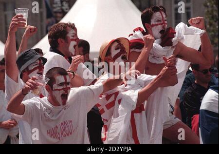 Englische Fans feiern heute (Montag) Englands erstes Tor gegen Tunesien, während sie das WM-Spiel in Bordeaux mit schottischen Fans auf einer Großleinwand sehen. Foto von Stefan Rousseau/PA. Stockfoto