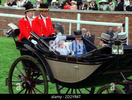 PA NEWS FOTO 18/6/98 DIE KÖNIGIN MUTTER UND DIE PRINZESSIN ROYAL BEIM LADIES DAY ROYAL ASCOT RENNTREFFEN Stockfoto