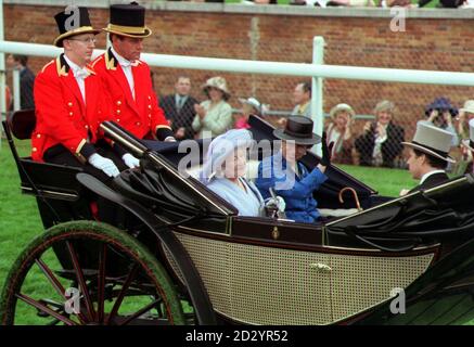 PA NEWS PHOTO 18/6/98 DIE KÖNIGIN MUTTER UND DIE PRINZESSIN ROYAL BEIM LADIES DAY ROYAL ASCOT RENNTREFFEN Stockfoto