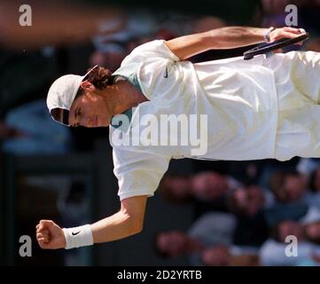 Tommy Hass aus Deutschland feiert heute (Donnerstag) seinen Sieg über den ehemaligen Wimbledon-Champion Andre Agassi in einem Spiel 4-6 6-1 7-6 6-4 auf dem Center Court bei den Wimbledon Championships. Foto von Martyn Hayhow/PA. Stockfoto