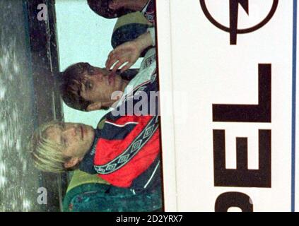 England Torschütze David Beckham und Gary Neville (rechts) kommen nach dem Training heute (Sa) wieder an ihrer St Omer Basis an. Beckham erzielte Englands zweites Tor beim 2-0-Sieg über Kolumbien gestern Abend. Foto von Peter Jordan/PA Stockfoto