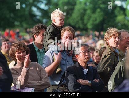 Charles, Earl Spencer mit seinem Sohn Louis auf den Schultern, schließt sich durch die Massen an, die gestern Abend das Tribute-Konzert für seine Schwester Diana, Prinzessin von Wales, in Althorp, dem Familienhaus, besuchen. BILD DAVID JONES/PA Stockfoto