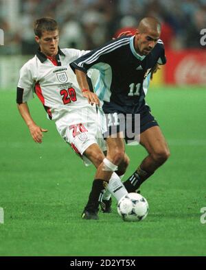 Der Engländer Michael Owen (links) im Einsatz mit dem Argentinier Juan Vernon bei ihrem WM-Spiel in der zweiten Runde in St. Etienne heute Abend (Dienstag). Foto von Adam Butler. Stockfoto