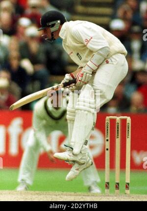 Englands Michael Atherton springt hoch, um eine schnelle Lieferung durch südafrikanischen Bowler Allan Donald während des dritten Spieltages des Cornhill Tests in Old Trafford heute (Samstag) zu vermeiden. Foto von Owen Humphreys/PA Stockfoto