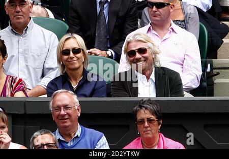 Die ehemalige Tennisspielerin Martina Navratilova und Sir Richard Branson sehen sich das Spiel zwischen der weißrussischen Victoria Azarenka und der tschechischen Petra Kvitova am zehnten Tag der Wimbledon Championships 2011 im All England Lawn Tennis and Croquet Club in Wimbledon an. Stockfoto