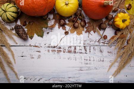 Herbstkomposition auf weißem Tisch .Copy space. Stockfoto