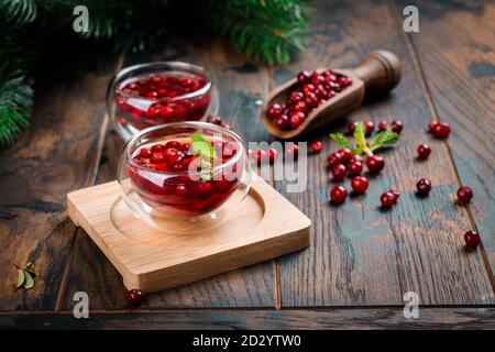Heißer Cranberry-Tee auf Holztisch Stockfoto
