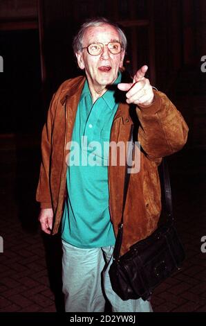 PA NEWS 16/3/98 ALAN FREEMAN KOMMT ZU EINER RUHESTANDSFEIER FÜR SIR GEORGE MARTIN, DEN EHEMALIGEN BEATLES-PRODUZENTEN, IN SEINEN FLUGSTUDIOS IN LONDON AN. Stockfoto