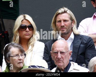 Ex-Fußballer Robbie Savage sieht sich das Finale der Frauen-Single zwischen der russischen Maria Sharapova und der tschechischen Petra Kvitova am 12. Tag der Wimbledon Championships 2011 beim All England Lawn Tennis and Croquet Club in Wimbledon an. Stockfoto