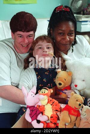 Dreifache Organtransplantationspatientin die sechsjährige Adele Chapman bereitet sich heute (Montag) auf die Rückkehr aus dem Birmingham Children's Hospital vor, unterstützt von Mutter Doreen und Krankenschwester Maxine Pryce (rechts) Bild DAVID JONES/PA Stockfoto