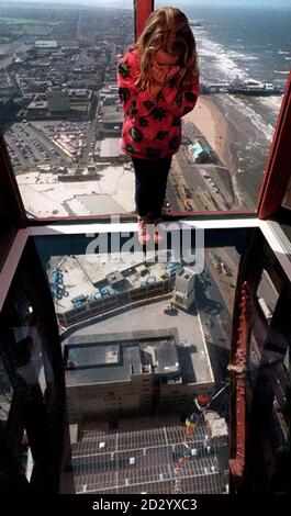 Kein Spaziergang für schwache Nerven, aber es gab eine lange Schlange von Leuten, die auf die Eröffnung des Blackpool Tower Walk of Faith warteten. Teile aus laminiertem Glas trennen den Walker, den neunjährigen Katherin Shilston von Preston, Lancs, von einem 385 Fuß hohen Abwurf zur Promenade. Stockfoto