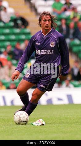 DIESES BILD KANN NUR IM RAHMEN EINER REDAKTIONELLEN FUNKTION VERWENDET WERDEN. David Ginola von Tottenham Hotspur. Stockfoto