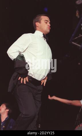 PA NEWS FOTO 23/8/98 ROBBIE WILLIAMS AUF DER BÜHNE BEIM V98 VIRGIN ROCK FESTIVAL IN CHELMSFORD. Stockfoto