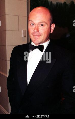 Eastender Grant Mitchell (Ross Kemp) kommt für die TV Quick Awards im Grosvenor House in London an. R/I: 1/2/99: Ross Kemp soll sein hardman-Image austauschen, um Rektor der Glasgow University zu werden. Kemp hofft, sein Ziel zu erhöhen und für Studentenrechte zu kämpfen. * aber der Labour Students Club Kandidat wird harten Wettbewerb von Rivalen, darunter ein schottischer Anwalt, Ian Hamilton QC, und Schauspieler-Comedian John Sessions. * R/I: 11/3/99: Kemp wurde nach einem afrikanischen Feiertag auf Malaria-Verdachtsfälle untersucht. Stockfoto