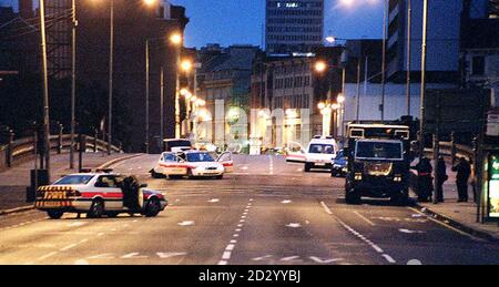 Die Szene im Stadtteil Gorbals in Glasgow Freitag, den 4. September 1998, als Offiziere eine Zweigstelle der Bank of Scotland umzingeln, wo bewaffnete Räuber während eines Angriffs zwei Sicherheitskräfte als Geisel genommen haben sollen. Die Polizei ist seitdem in das Gebäude eingedrungen und hat einen Wachmann gefunden, der einen zweiten in einem Sicherheitswagen (rechts im Bild) entdeckt hat, der draußen geparkt ist. Siehe PA Geschichte POLIZEIBELAGERUNG. Stockfoto