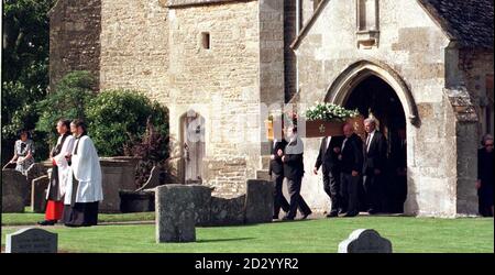 Der Sarg von Major Peter Phillips wird heute (Freitag) aus der St. Peter und St. Paul Kirche im Dorf Great Somerford, Wiltshire, getragen. Major Phillips war der ehemalige Vater-in-all der Prinzessin Royal. Foto von Tim Ockenden. Siehe PA Story FUNERAL Phillips. Stockfoto