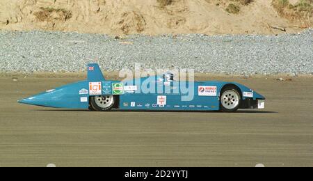 Don Wales, Enkel von Sir Malcolm Campbell, nimmt seine Bluebird Electric für einen Testlauf auf Pendine Sands, West Wales, heute (Samstag), in Vorbereitung auf den morgigen Versuch auf den Weltrekord, als er hofft, die aktuelle 215 mph zu schlagen, die im vergangenen Jahr von dem Amerikaner Eric Luebben aufgestellt wurde. Siehe PA Geschichte SOCIAL Bluebird. Stockfoto