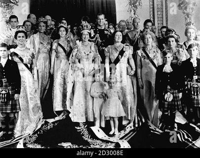 Königin Elizabeth II. Und der Herzog von Edinburgh mit Sohn Prinz Charles und Tochter Prinzessin Anne und anderen Mitgliedern der königlichen Familie und Gästen im Buckingham Palace bei der Rückkehr von der Krönungszeremonie in Westminster Abbey. Stockfoto