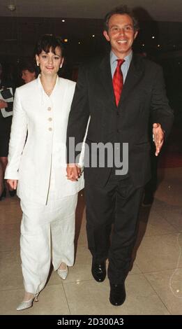 Premierminister Tony Blair und seine Frau Cherie besuchten heute Abend (Dienstag) ein Galadinner für Anhänger der Labour Party im Stakis Hotel in Blackpool. Foto von Fiona Hanson/PA Stockfoto