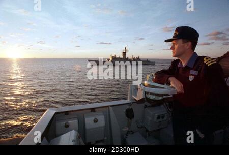 HMS Lancaster, hier abgebildet Kommandant Officer P. Walpole von HMS Lancaster 09/10/98 Nehmen Sie sich etwas Zeit, um den Sonnenuntergang zu genießen, während Sie in Richtung St. Petersburg, Russland, für einen fünftägigen Besuch fahren, bevor Sie nach Großbritannien zurückkehren. HMS Lancaster hat mit der NATO Standing Naval Force Atlantic, die portugiesische Einheiten umfasst, und alle 6 Schiffe der Kraft gearbeitet. Stockfoto