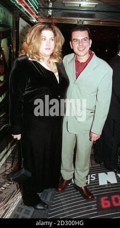 PA NEWS PHOTO 10/98 SCHAUSPIELER ANDREW LYNFORD, DER SIMON IN DER BBC-SERIE 'EASTENDERS' IM EMPIRE, LEICESTER SQUARE IN LONDON FÜR DIE GALA CHARITY PREMIERE DES FILMS 'THE TRUMAN SHOW' SPIELT. Stockfoto