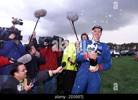 Richard 'Rocketman' Brown feiert heute (Donnerstag) mit Champagner, nachdem er den britischen Motorrad-Landgeschwindigkeitsrekord in seinem mach 3 Challenger Rocket-Fahrrad im Elvington Airfield gebrochen hat. Foto von Owen Humphreys/PA Stockfoto