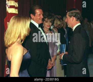 The Prince of Wales trifft Roger Moore und Joan Collins (3. von left) hinter der Bühne, beobachtet von der ehemaligen Spice Girl Geri Halliwell (links), nach der Prince's Trust Comedy Gala im Lyceum Theatre in London. Stockfoto