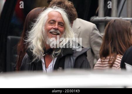 Crew während der Dreharbeiten zu World war Z in der Nähe des George Square, Glasgow. Die Besetzung und das Team eines Blockbuster-Films mit Brad Pitt werden in den nächsten zwei Wochen in Schottlands größter Stadt zu sehen sein. Der Zombie-Film World war Z wird zwischen dem 15. Und 31. August auf dem George Square und anderen Orten im Stadtzentrum von Glasgow gedreht. Stockfoto