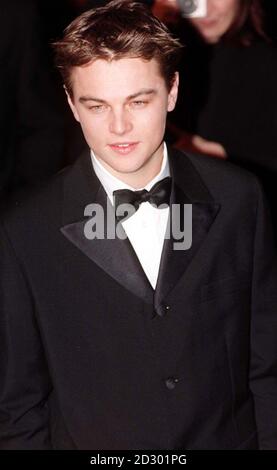 Der Titanic-Star Leonardo DiCaprio kam am Odeon Leicester Square an, wo die Königliche Premiere von "der Mann in der eisernen Maske" gezeigt wurde. * Leonardo DiCaprio feiert seinen 24. Geburtstag am Dienstag 11. November 1998. Stockfoto