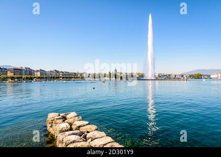 Die Stadt und Bucht von Genf, Schweiz, am Genfer See mit dem Jet d'Eau Wasserstrahlbrunnen und der Kathedrale an einem sonnigen Sommermorgen. Stockfoto