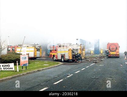 Ein Feuerwehrmann versuchte, einen Brand zu kontrollieren, bei dem heute (Dienstag, 17. November 1998) eine Person starb und mehrere verletzt wurden, als ein Lastwagen auf der A14 in Cambridge in eine Tankstelle von Fina hinaufragte und Feuer fing. Schnell denkende Mitarbeiter verhinderte eine Katastrophe, indem sie sicherstellten, dass die unterirdische Brennstoffversorgung isoliert wurde. PA-Fotos. Siehe PA Geschichte UNFALL Absturz. Stockfoto