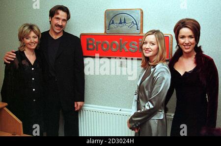 England und Arsenal-Keeper David Seaman trafen sich gestern in Liverpool (Donnerstag, 19. November 1998) mit Schauspielern der Channel Four SOAP Brookside am Set. Er soll in der Show auf einer Silvesterparty im neuen Club des Mädchens zu Gast sein. Von links nach rechts Karen Drury, die Susannah Farnham spielt, Alexandra Fletcher, die Jacqui Dixon spielt und Claire Sweeney, die Lindsey Phelan spielt. Foto von Dave Kendall/PA. Siehe PA Story SHOWBIZ Brookside. Stockfoto