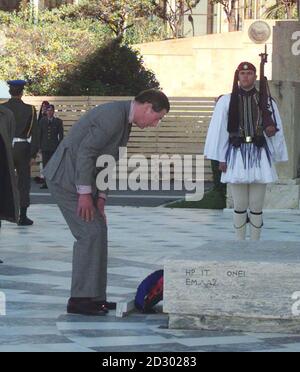 Großbritanniens Prinz von Wales legt einen Kranz aus rotem Mohn Dienstag, 24. November 1998, am Grab des unbekannten Soldaten in Athen. Später reiste er zum Palastkomplex von Knossos auf der Insel Kreta. Siehe PA Story ROYAL Greece PA Foto: Tim Ockenden. Stockfoto