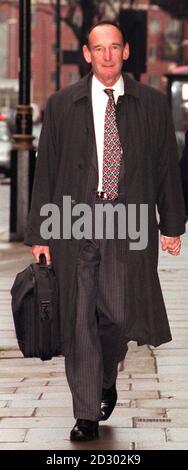 Richard Pearce, ein Beamter der Senior Law Society, der angeblich eine Frau mittleren Alters auf Reisen mit einem Pendlerzug verfolgt hat, kommt heute (Mittwoch) am Horseferry Road Magistrate Court in London an. Frau Valerie Harris von Fleet, Hampshire, sagte den Richtern, dass Pearces Verhalten während der Reisen von Fleet nach Waterloo im September ihr das Gefühl unwohl und aufgeregt machte. Pearce bestreitet eine Anklage gemäß dem Protection from Belästigung Act 1997, dass er zwischen dem 17. Und 22. September dieses Jahres ein Verhalten verfolgt hat, das Alarm und Bedrängnis verursacht. Foto von Toby Melville/PA. Siehe PA Geschichte COURTS Stalker. Stockfoto