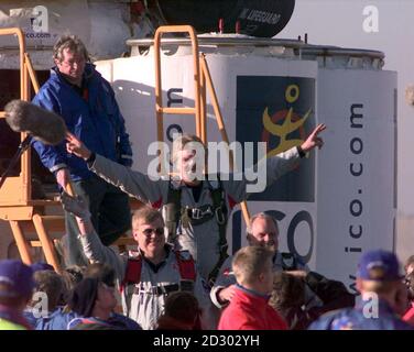 Richard Branson begrüßt die Menge, bevor sein ICO-Weltballon am Freitag, den 18,1998. Dezember, über Marrakesch in den Himmel fuhr und sich auf den Weg machte, den Globus zu umrunden. Für Branson und seine beiden Co-Piloten per Lindstrand und Steve Fossett, deren Reise sie bis Sonntagmorgen innerhalb von 50 Meilen von der Kriegszone im Irak bringen könnte, seien die Wetterbedingungen perfekt. Foto von Tim Ockenden/PA Siehe PA Story AIR Balloon. Stockfoto