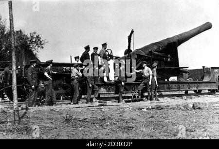 1916. : Britische Artilleristen, die ein 9.2'-Geschütz auf einem Flachbett-Eisenbahnwaggon bemechten. Stockfoto