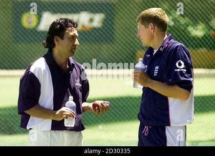 Der ehemalige pakistanische Cricketspieler Abdul Qadir (L), der derzeit in Melbourne lebt, gibt England Bowler Peter so während des Nettopraxis auf dem Melbourne Cricket Ground Ratschläge, bevor der vierte Ashes Test Spiel gegen Australien beginnt. Stockfoto