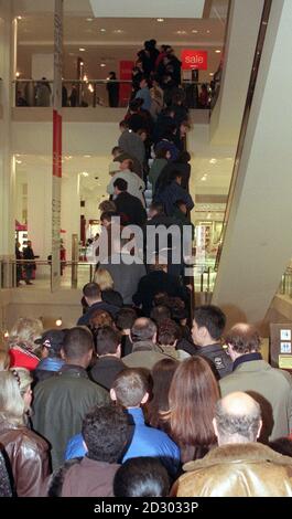 Während des Weihnachtsverkaufs stehen die Käufer Schlange, um mit einer Rolltreppe in die erste Etage des Kaufhauses Selfridges im Zentrum von London zu fahren. Stockfoto