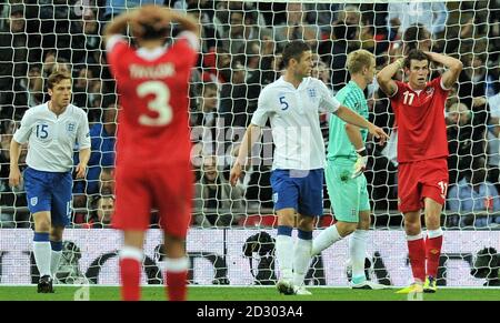 Gareth Bale von Wales zeigt seine Bevormundung nach einem verpassten Zufall von Robert Earnshaw während des UEFA Euro 2012 Qualifying-Spiels im Wembley Stadium, London. Stockfoto