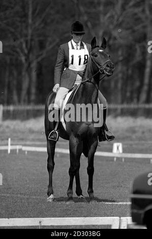 PA NEWS PHOTO 26/4/68 DIE DRESSURVERANSTALTUNG DER WINDSOR-PFERDETESTS AUF SMITH'S RASEN, WINDSOR GREAT PARK, BEKSHIRE. PRINZESSIN ANNE NIMMT AN IHREM PONY „PURPURPLE STAR“ TEIL Stockfoto