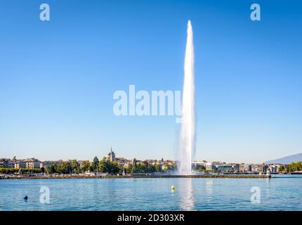 Die Kathedrale mit Blick auf die Stadt und die Bucht von Genf, Schweiz, am Genfer See mit dem Jet d'Eau Wasserstrahlbrunnen an einem sonnigen Sommermorgen. Stockfoto